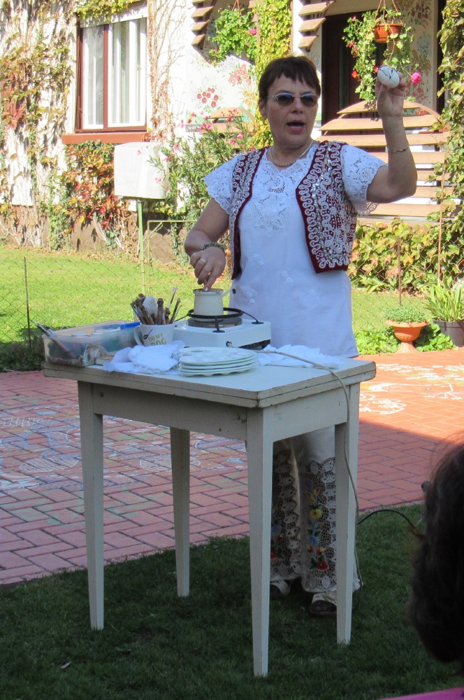 Zsig�n� Katifolk demonstarting egg decorating